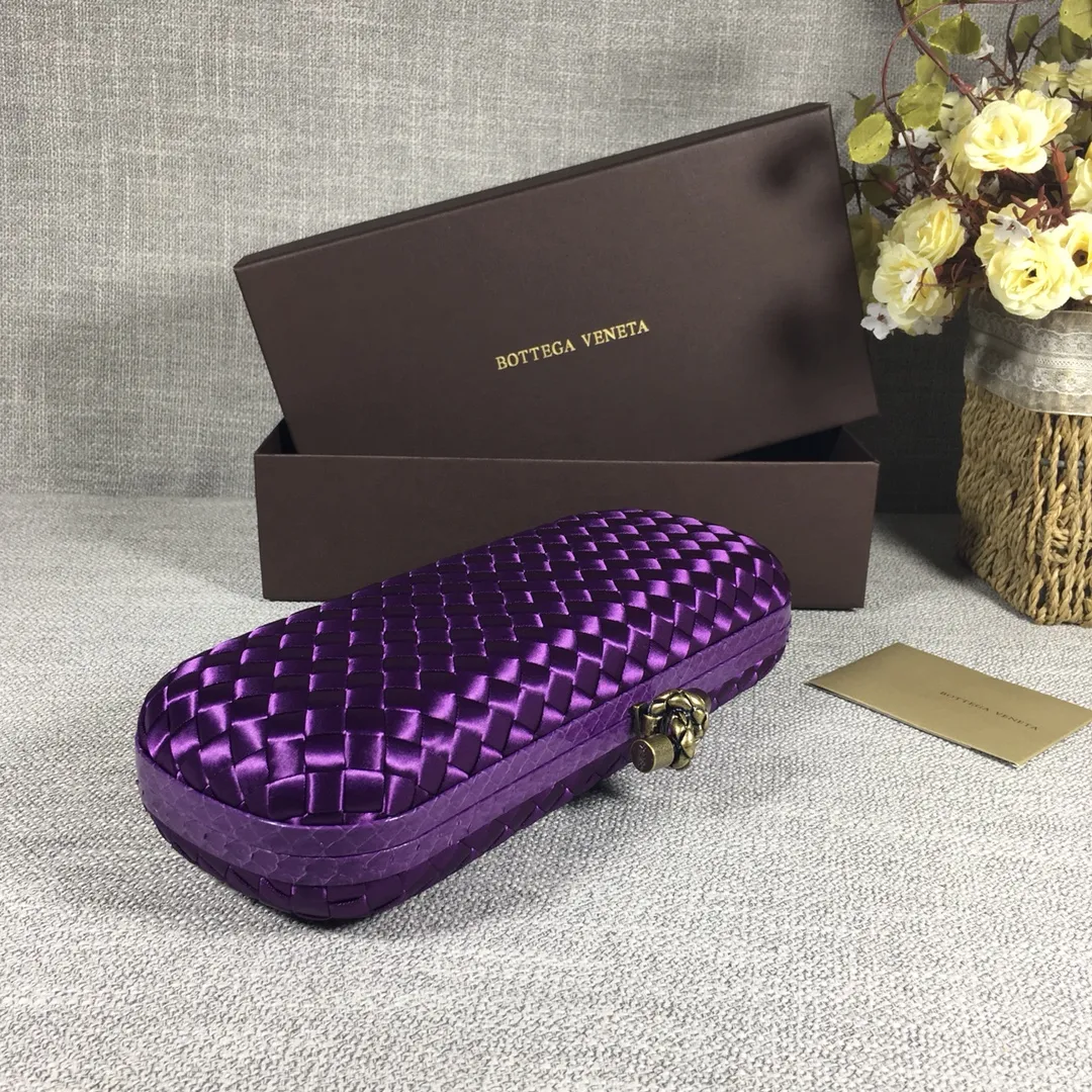 8651 Large Classic Dinner Bag ~~~Snake leather with ribbon ~~~Dense and slippery, not easy to fluff, can hold iPhones of all sizes! Size: 25cm*9.5cm*4cm